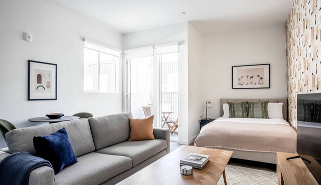 Premium Silverlake Studio w/ W/D & Pool, nr 101 & 405, by Blueground