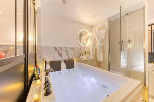 Premium Spa Suite Jacuzzi Hot Tub Massage Chair near Paris Eiffel Tower-Stade de France-CDG Airport