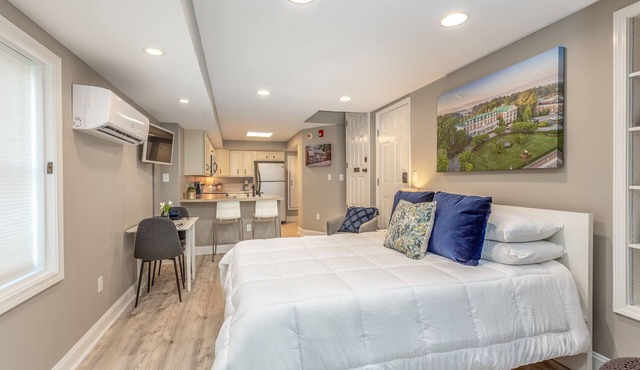 Premium Studio in Historic District, Walking Distance to Restaurants & Shops!