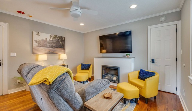 Premium Suite in Historic District, Walking Distance to Restaurants & Shops!