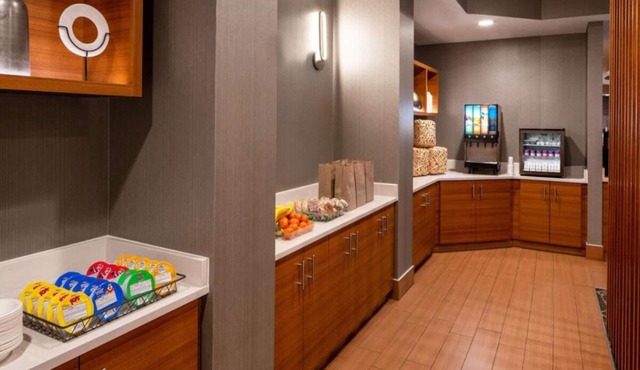 Premium Suite in the Middle of Nashville! Breakfast, Pool, Pets Allowed!