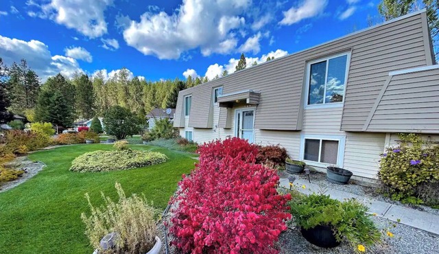 Premium Theatre Hot-Tub Forest View Home near Whitworth University