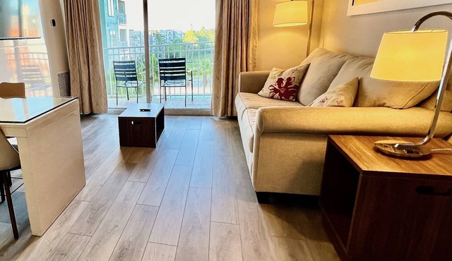 Premium Universal Studios King Bed Resort Suite, Pool, Gym, Free Parking 507S