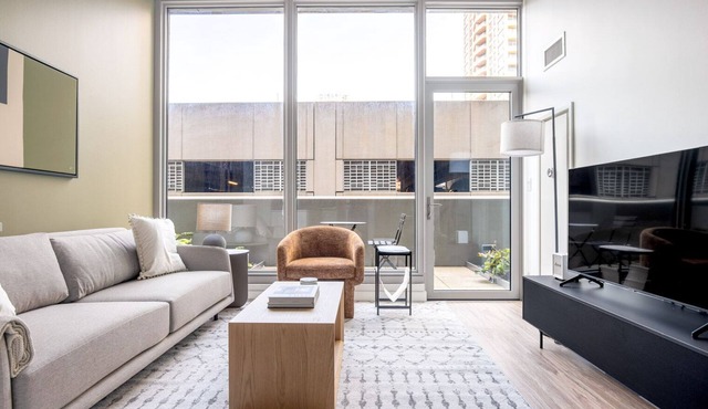 Premium West Loop 1BR w/Pool, Gym & Lounge, nr L, by Blueground