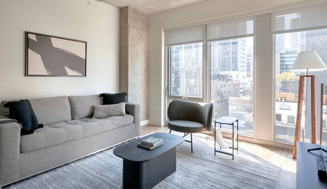 Premium West Loop 1BR w/ Deck, Pool & Gym, 3 blocks to L, by Blueground