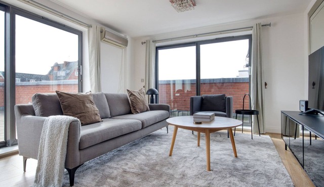 Premium Westminster 3BR w/Balcony, nr Tube & Attractions, by Blueground