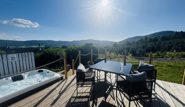 Premium Woodland Lodge with Hot Tub and Woodburner