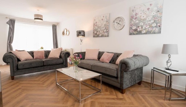 Prenton House, 3BR Close to Liverpool