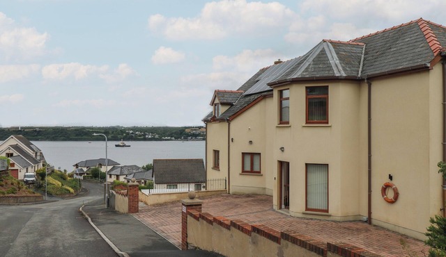 PRESELI HEIGHTS, family friendly, with pool in Pembroke Dock