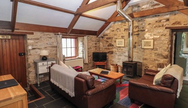 PRESELI HILLS COTTAGE, pet friendly, with open fire in Fishguard