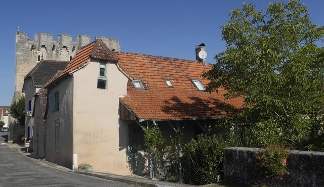 Preserved, authentic house on the edge of a park in a Bastide in the Lot department