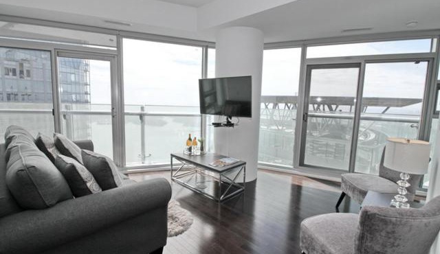 Presidential 2Br plus 1 Condo, Entertainment District - Downtown with CN Tower View, Balcony, Pool & Hot Tub