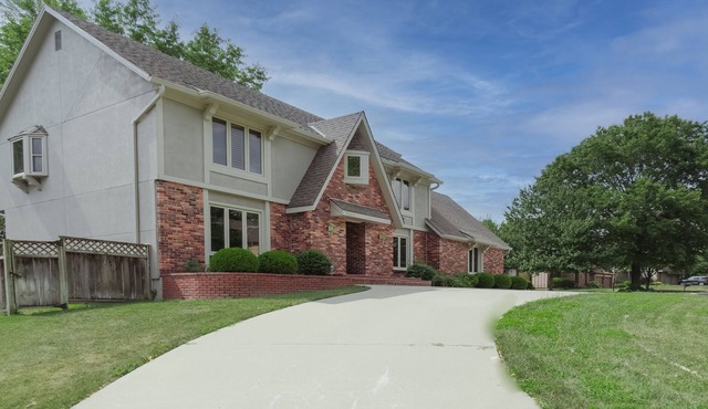 Presidential Home with 1 Gig Wifi / Fenced Yard / Sauna