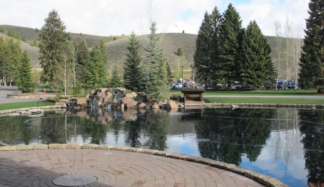 President’s Cottage w/ Mountain Views & Near Water Access & Steps to Dining