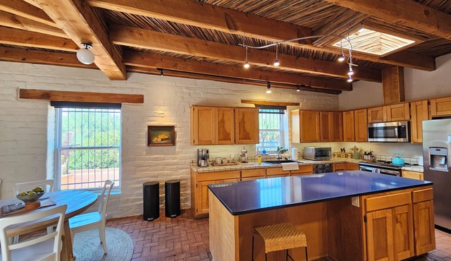 PRESIDIO STYLE MID TOWN 3 BDRM HOME WITH POOL /HOT TUB