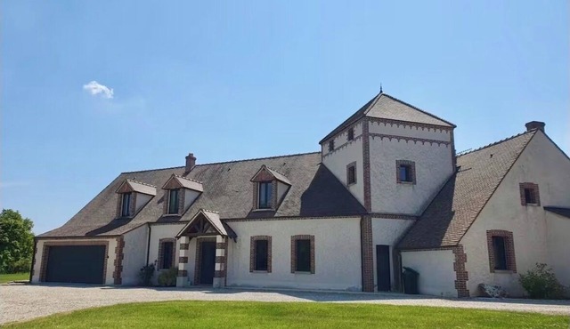 PRESSIGNY LES PINS, BEAUTIFUL VILLA IN THE COUNTRYSIDE WITH SWIMMING POOL FOR 13 PEOPLE