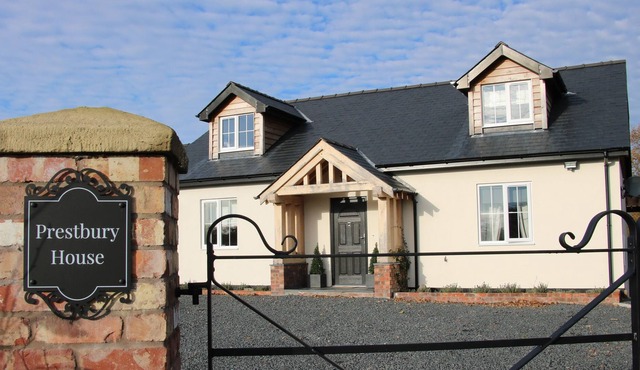 PRESTBURY HOUSE, pet friendly, with open fire in Llandrinio