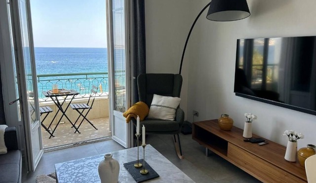 Prestige apartment on the Promenade des Anglais. Panoramic sea view.