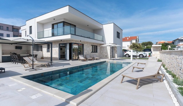 Prestige Villa COMPADRE Luxury Retreat in Mandre