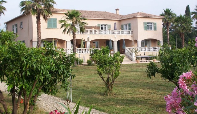 PRESTIGE VILLA WITH TENNIS COURT AND PRIVATE BEACH ACCESS 100 m