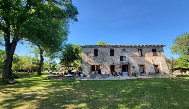 Prestigious mill in the heart of the vineyards with 16m swimming pool and private pond.