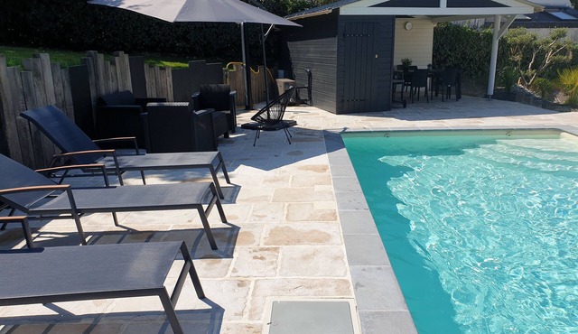 PRESTIGIOUS VILLA WITH PRIVATE GARDEN AND SWIMMING POOL, 150 M FROM THE BEACH!