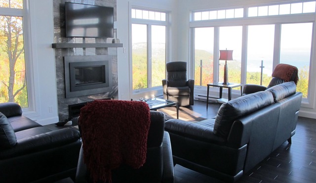Prestigious 5 Bedroom Vacation Home Offering Stunning Views of St-Lawrence River