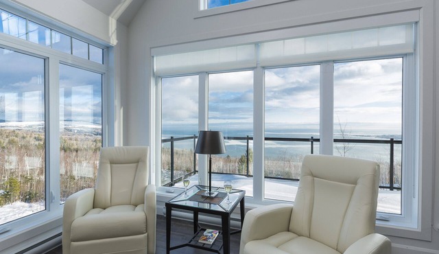 Prestigious 5 Bedroom Vacation Home Offering Stunning Views Of St-Lawrence River
