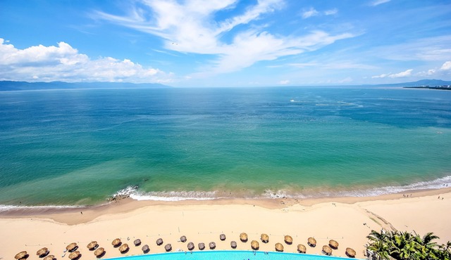 Prestigious 5 Star Seafront Apartment!