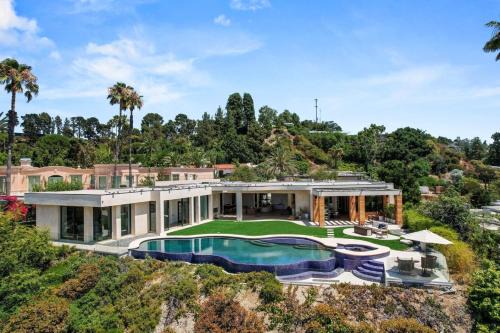 Prestigious 6BR BH Mansion W. Pool, Theatre, Views