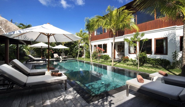 Prestigious 6BR Villa, Central Seminyak - W/Swimming Pool!