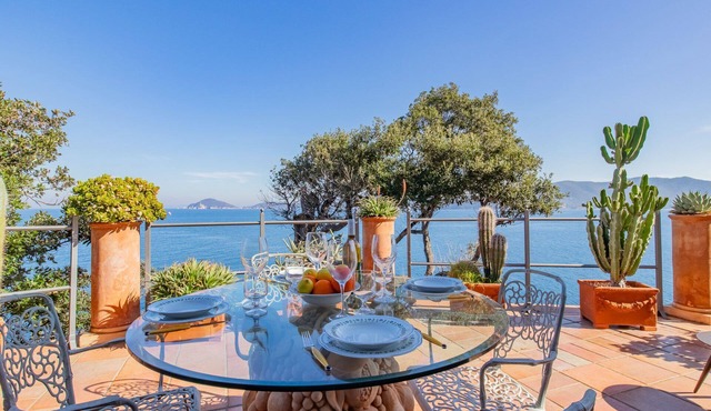 Prestigious beachfront luxury villa with private access to the beach. in Toscana