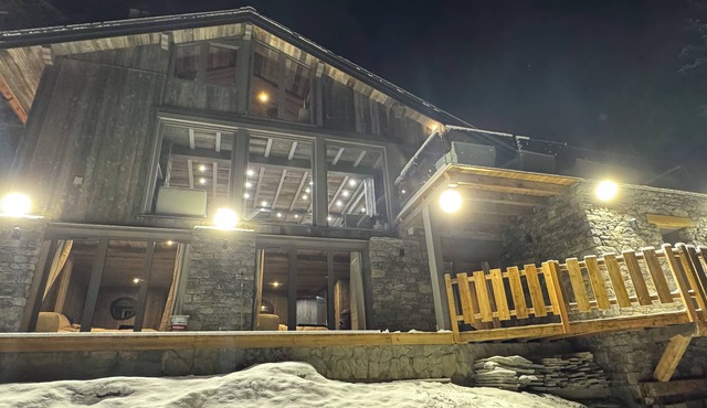 Prestigious chalet, sleeps 12, sauna, jacuzzi, 100 m from the slopes