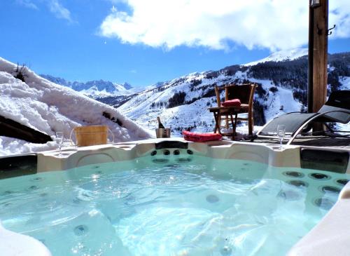 Prestigious Chalet with Pool & Hot tub, Mountain Views for 19 Guests