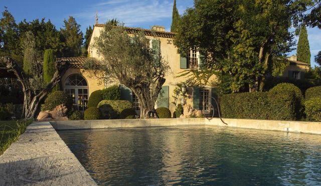 Prestigious estate with swimming pool on a beautiful horse farm in Provence