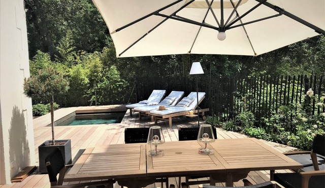 Prestigious house on the edge of the city center park