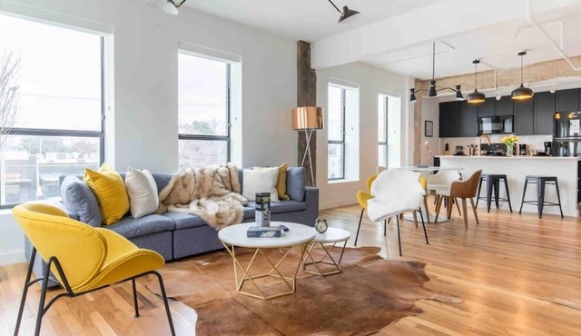 Prestigious Oak Lawn Loft With King Bed