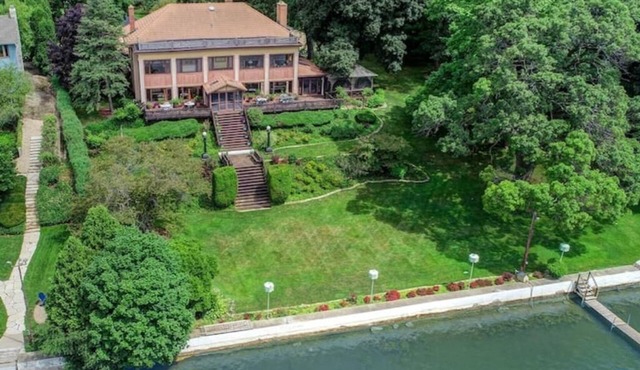 Prestigious Pistakee Bay Estatenn