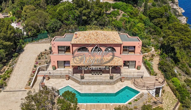 Prestigious property with a pool and panoramic sea view in Cap Nègre