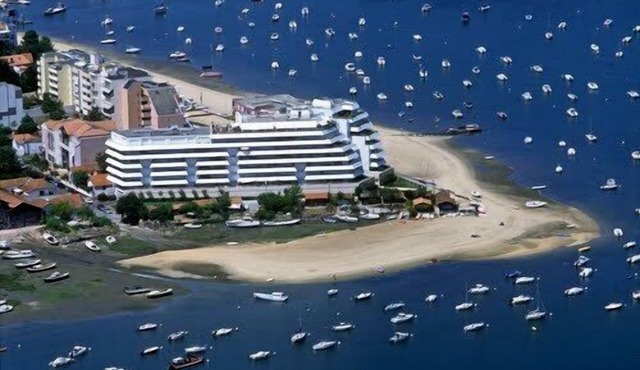 Prestigious south facing apartment on a beach in Arcachon