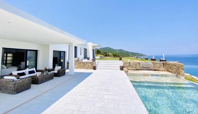 Prestigious villa at the water's'edge - Pietracorbara