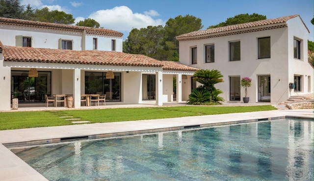 Prestigious villa, heated pool