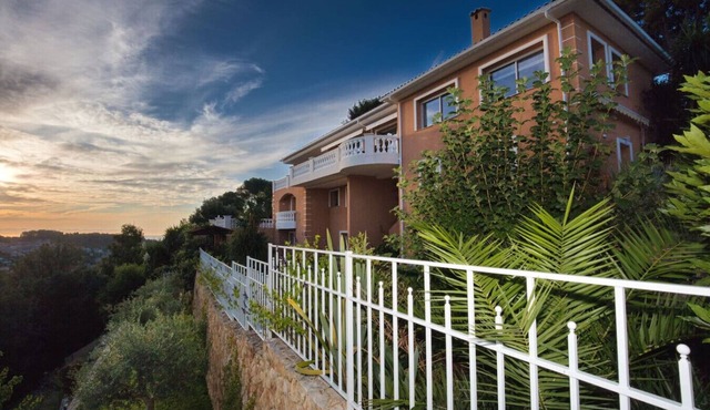 Prestigious villa in a secure estate