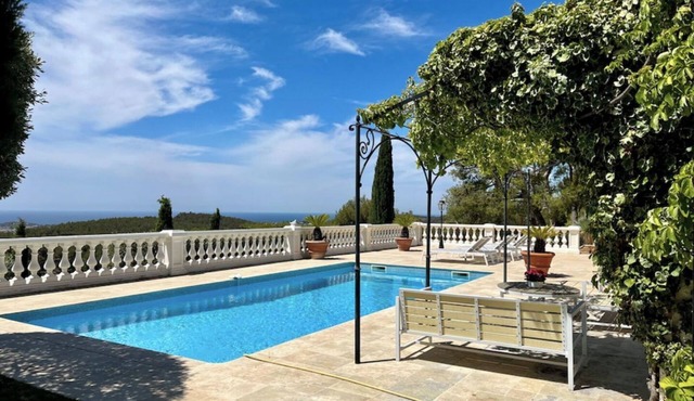 Prestigious villa, swimming pool and breathtaking view