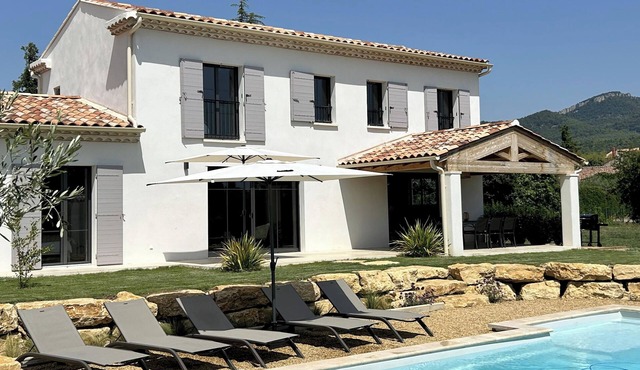 Prestigious villa with private pool 200 m from the village.