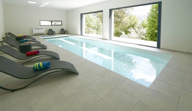 Prestigious villa with high-end services and exceptional panoramic view.