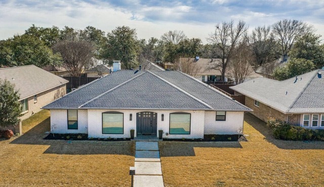 Prestonwood Modern Gorgeous 4 Bed 3 Bath Home Pool Fast Wifi 2 Car Garage with EV charger!