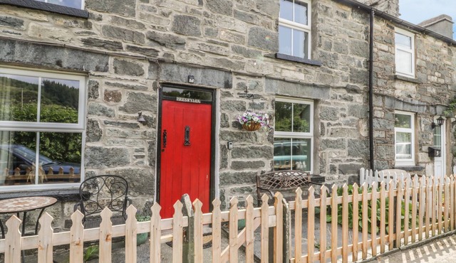 PRESWYLFA, pet friendly, with open fire in Penmachno