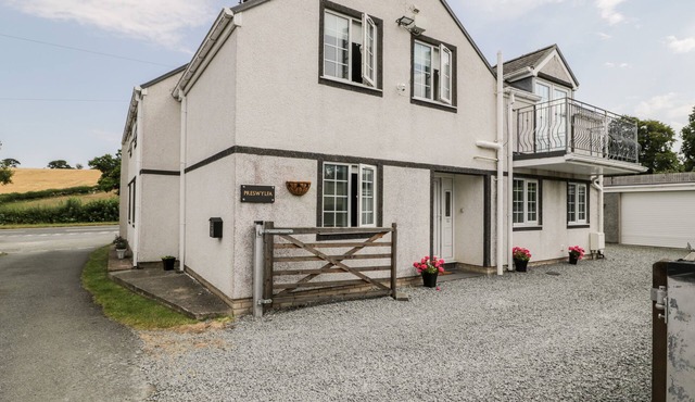 PRESWYLFA, pet friendly, with hot tub in Tyn-Y-Groes