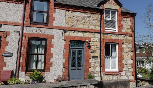 PRESWYLFA, romantic, character holiday cottage in Llangollen